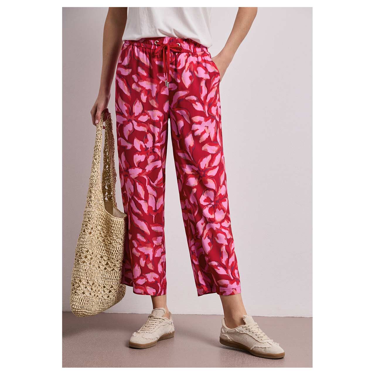 Stretch Damen 7/8 Hose Emee Wide Leg von Street One in Rot mit Print, Vorderansicht am Model