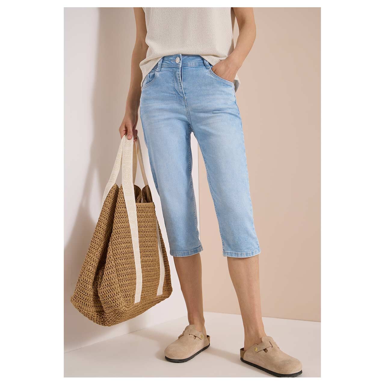 Damen Capri 3/4 Jeans Toronto von Cecil in Hellblau angewaschen, gestylte Vorderansicht am Model