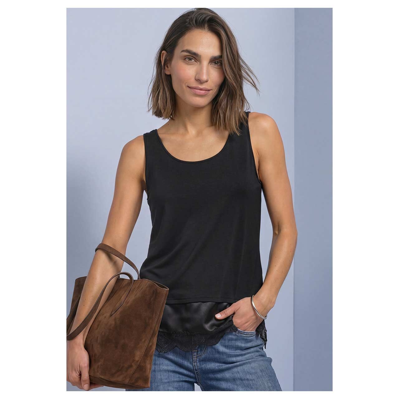 Damen Top Diagonal Woven Bottom von Street One in Schwarz, gestylte Vorderansicht am Model