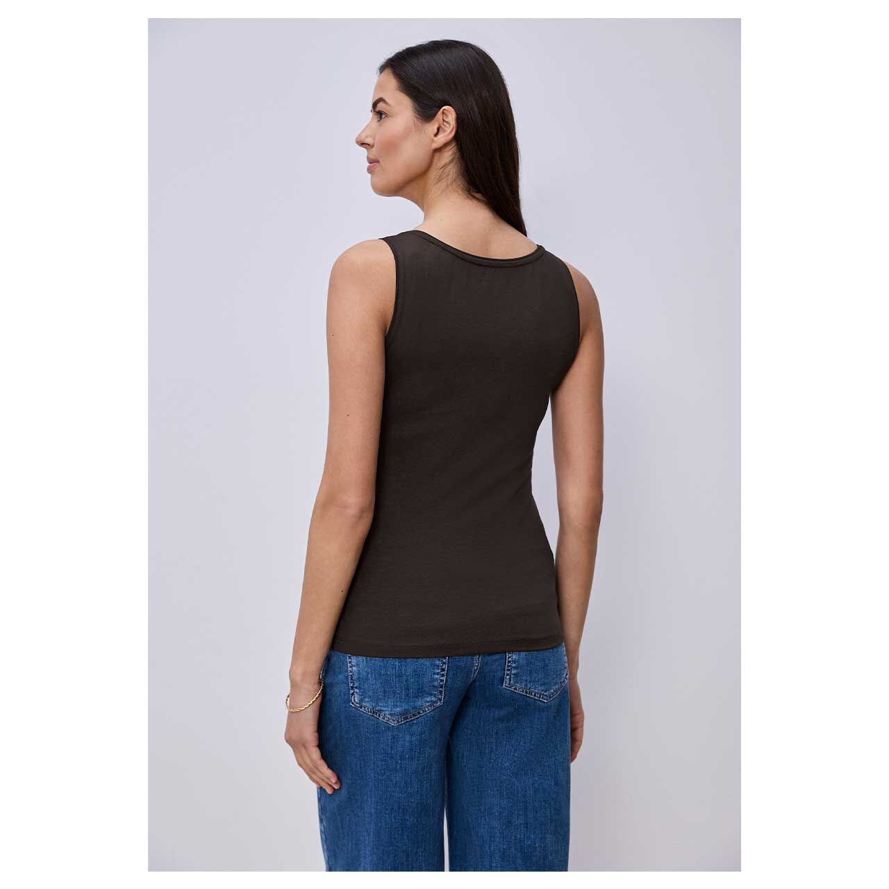 Damen Top Anni von Street One in Dunkelbraun, Rückansicht am Model