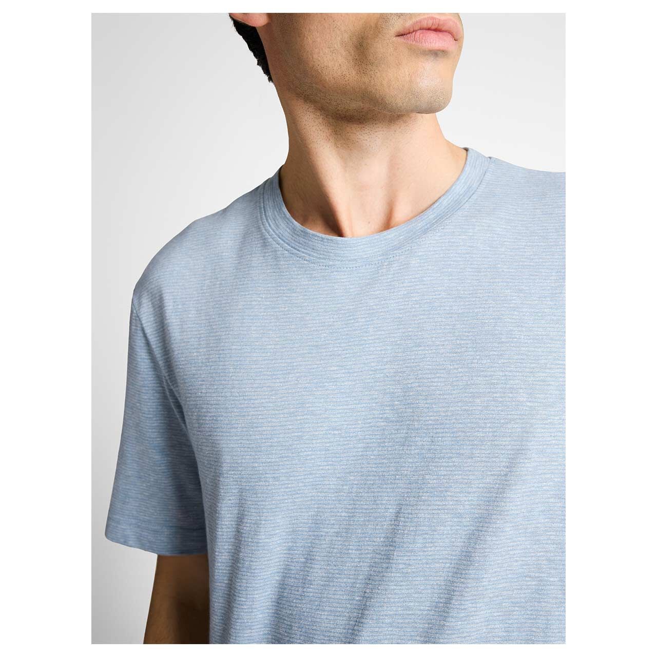 Herren T-Shirt Fine Stripe von Tom Tailor in Hellblau gestreift, detaillierte Vorderansicht mit Model