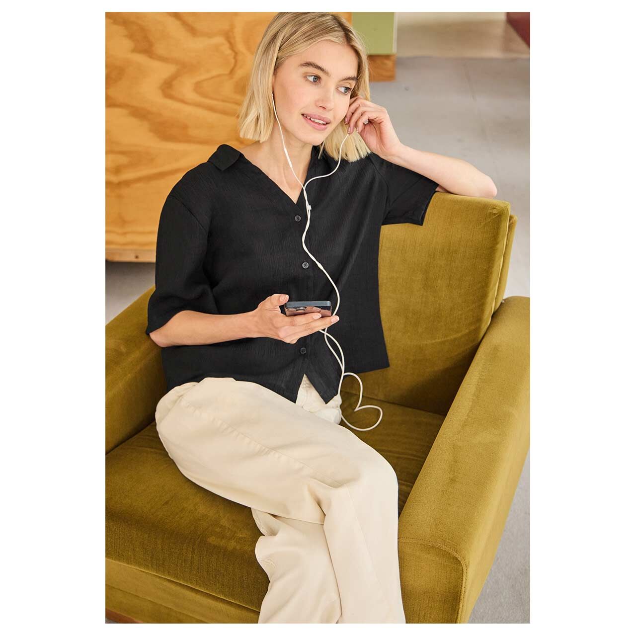 Damen Kurzarm Bluse Crinkle Buttoned von Street One Studio in Schwarz, Vorderansicht am Model