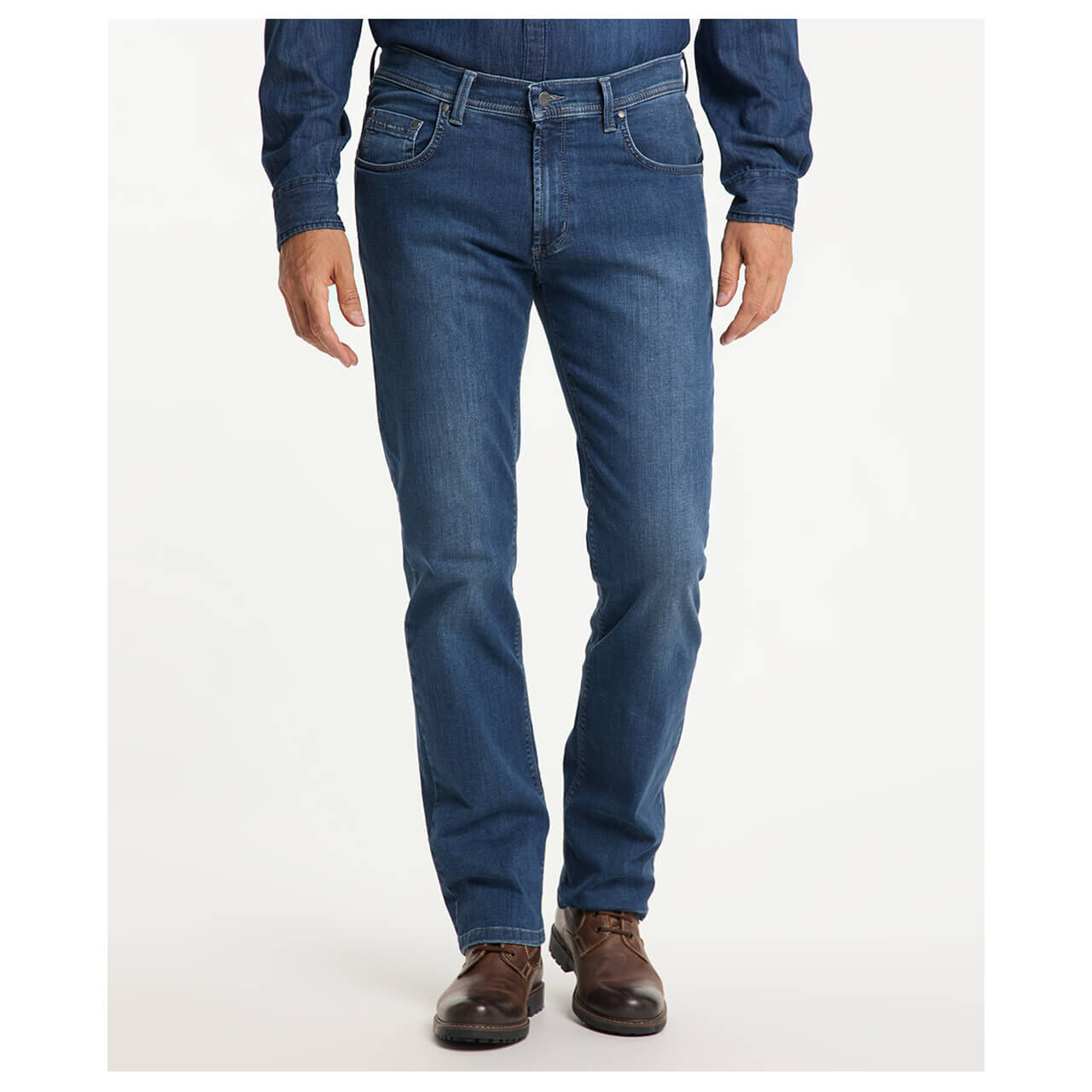 pioneer-jeans-rando-middleblue-06-vorn1 Stretch Herrenjeans Rando Megaflex in Blau verwaschen von Pioneer, Nahaufnahme Model Vorderansicht