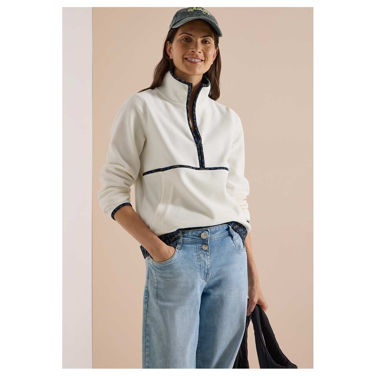 Damen Sweatshirt Troyer Fleece von Cecil in Cremeweiß mit Print, Vorderansicht gestylt am Model