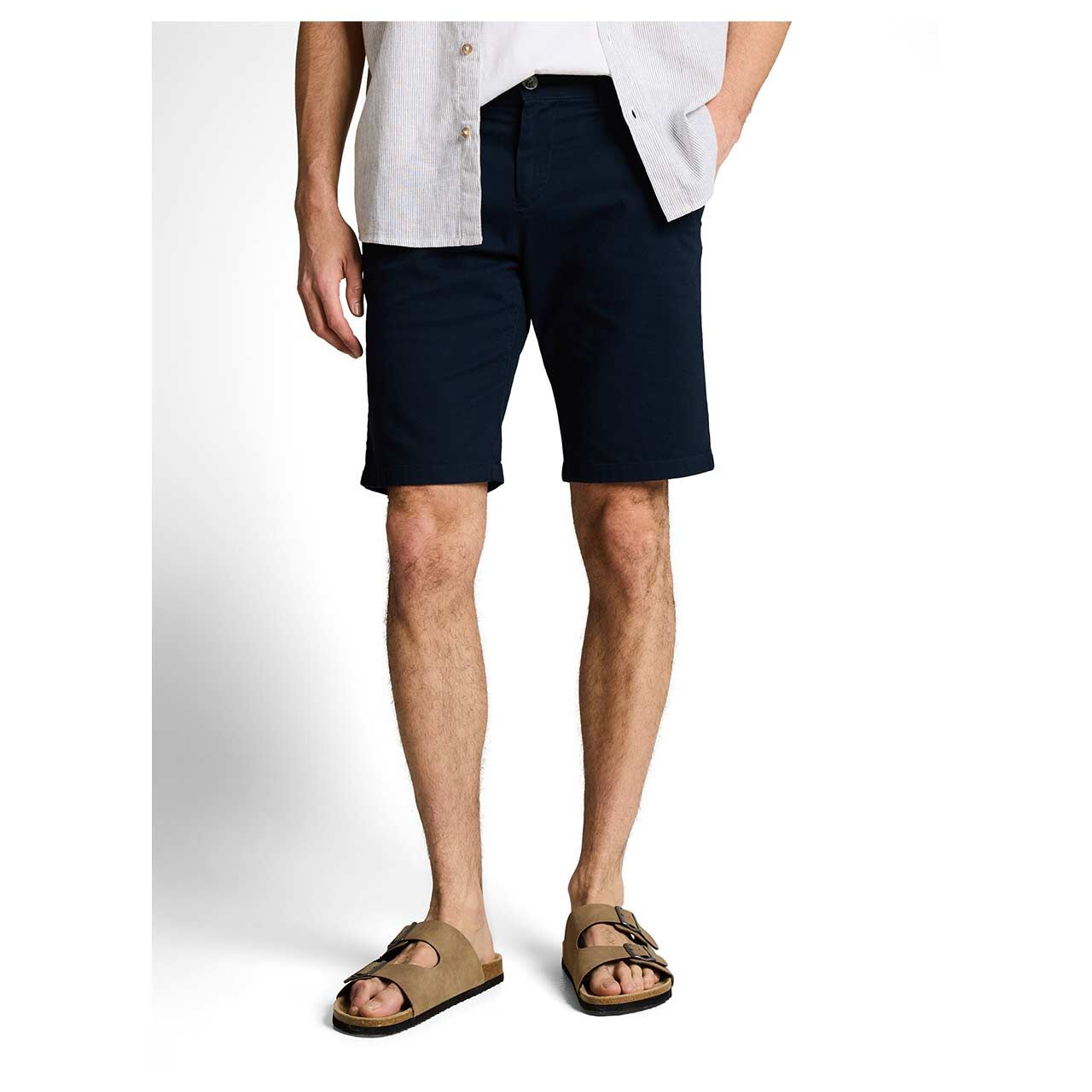 Herren Chino Baumwoll Bermuda von Tom Tailor in Dunkelblau, Vorderansicht am Model