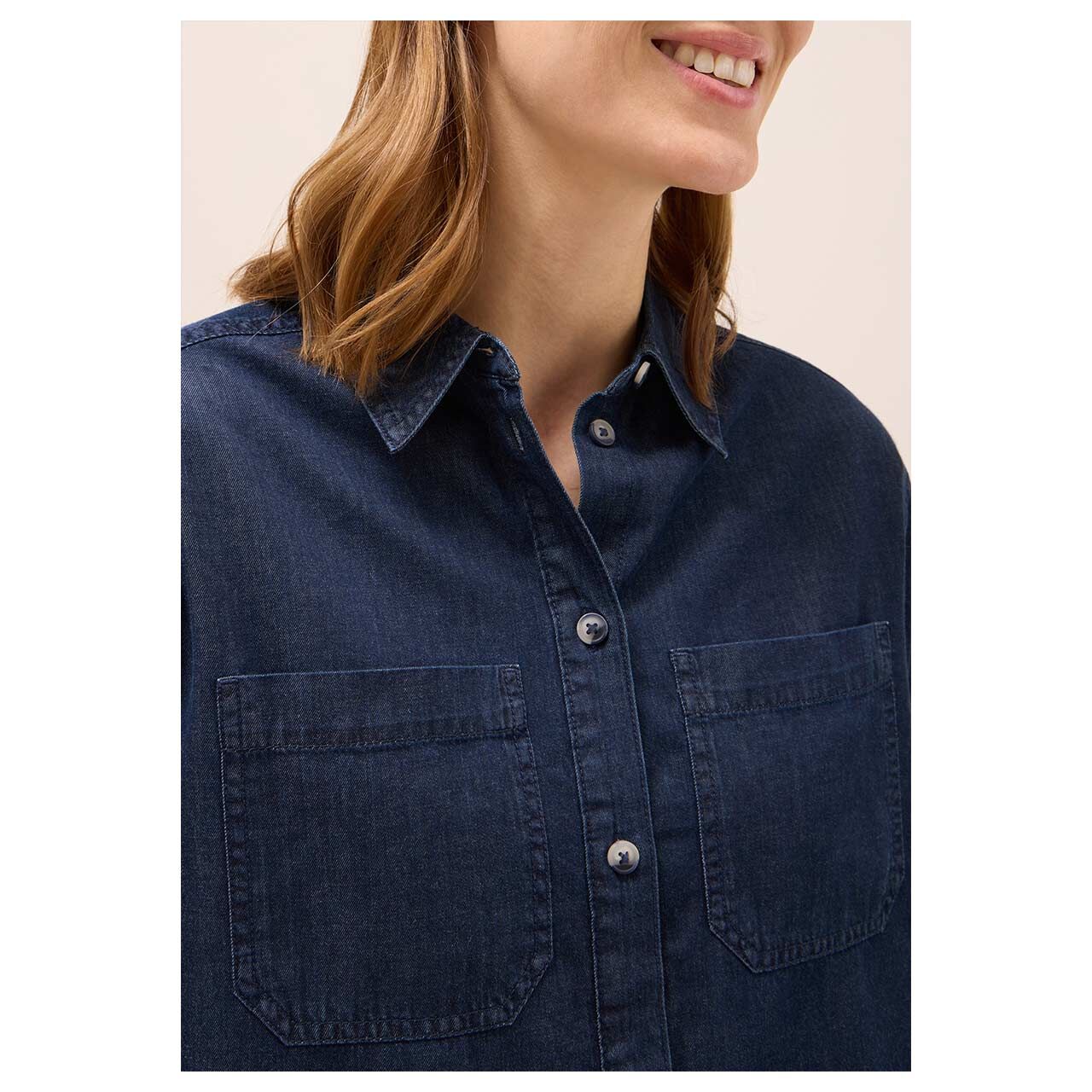 Damen Langarm Bluse Denim Cotton Look von Cecil in Dunkelblau, Detailansicht Oberkörper am Model