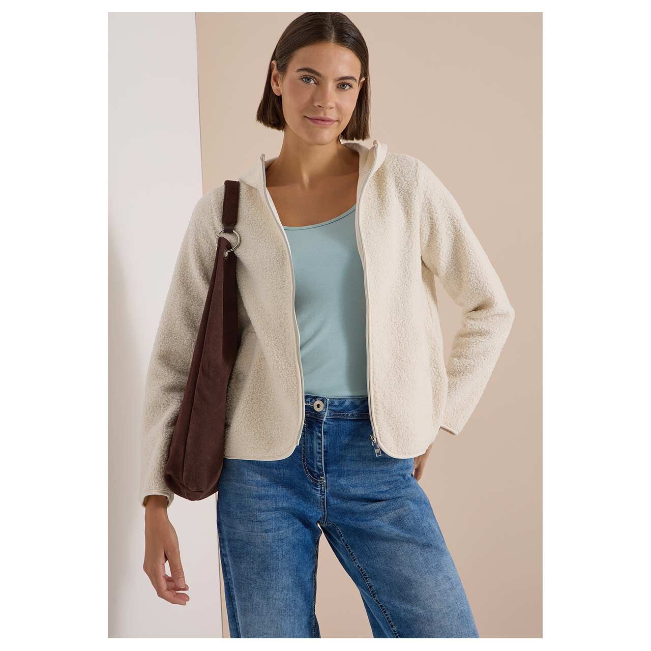 Damen Teddyjacke Solid Jacket von Cecil in Cremeweiß, Vorderansicht gestylt am Model