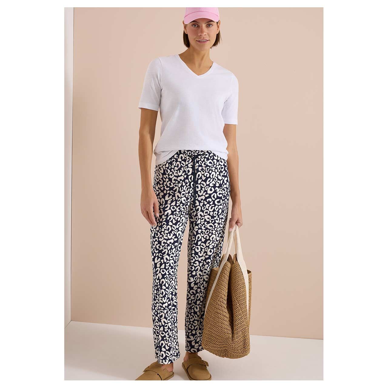 Damenhose Neele Wideleg von Cecil in Dunkelblau mit Print, Ganzkörperansicht am Model