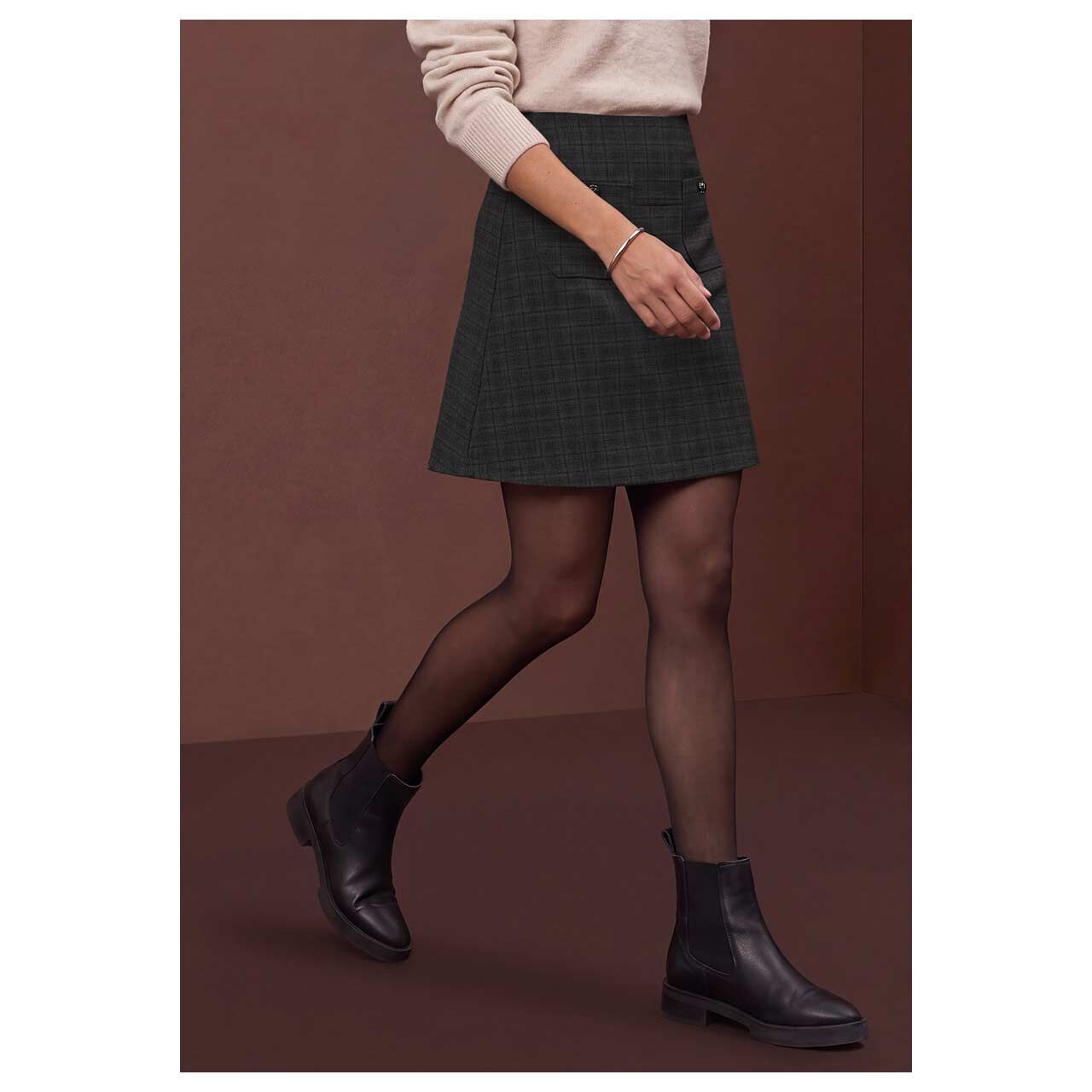 Damen Rock Lou Pockets von Street One in Schwarz kariert, Vorderansicht am Model