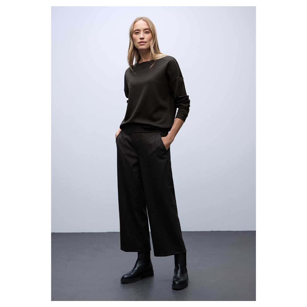 Damen Sweatshirt Rib Neck von Street One in Dunkelbraun meliert, Ganzkörperansicht am Model