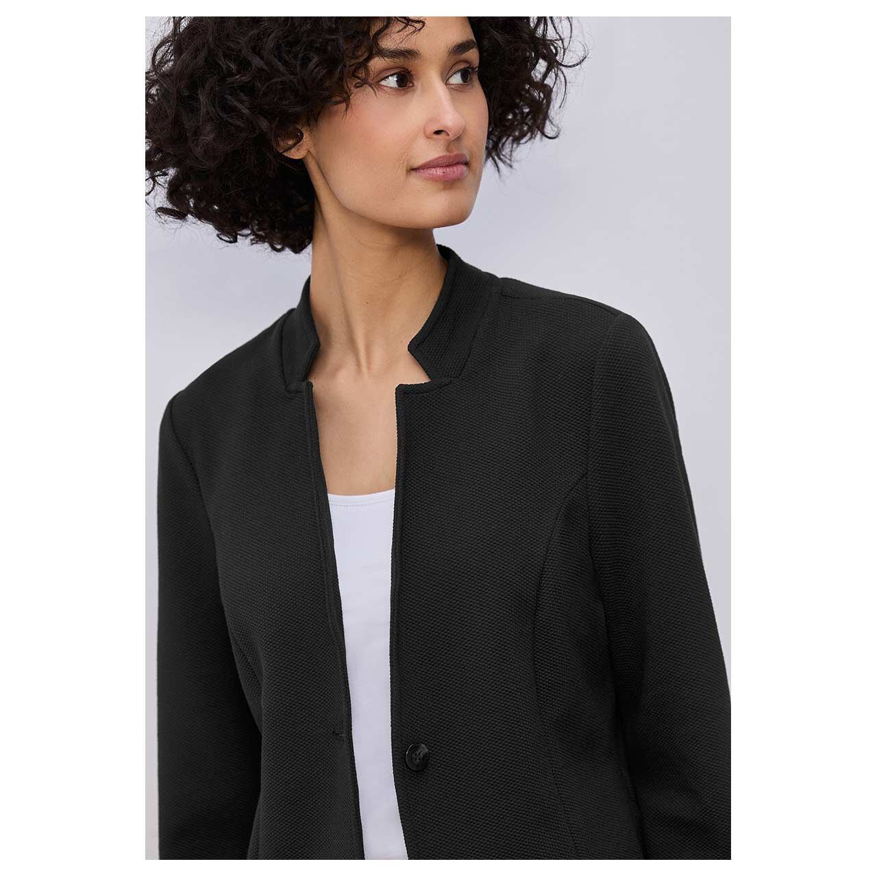 Damen Blazer Structured Jersey von Street One in Schwarz, detaillierte Vorderansicht am Model