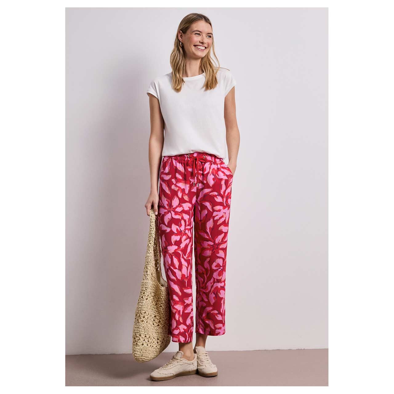 Stretch Damen 7/8 Hose Emee Wide Leg von Street One in Rot mit Print, Ganzkörperansicht am Model