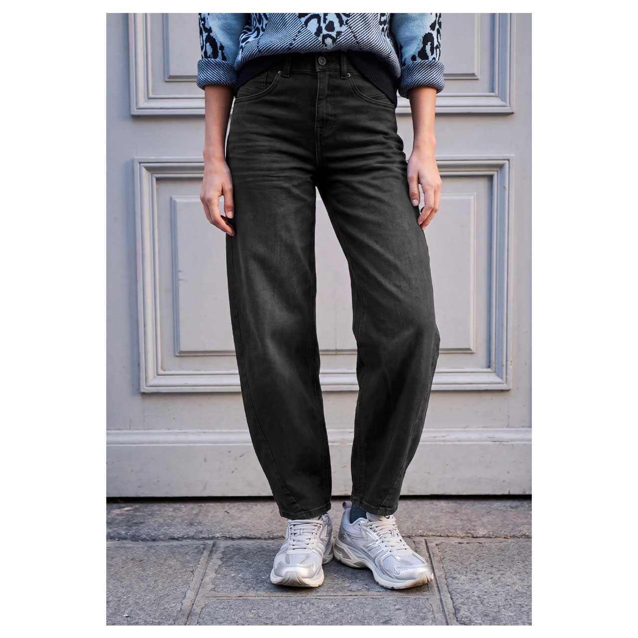 Damen Ankle Jeans Mika von Street One Studio in Schwarz verwaschen, Vorderansicht am Model