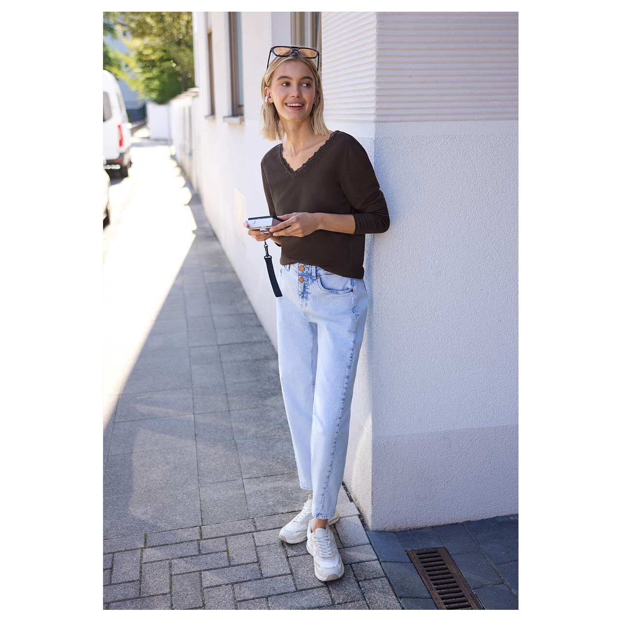 Damen Langarm Shirt With Lace von Street One Studio in Dunkelbraun mit der Farbnummer 17850, Ganzkörperansicht am Model