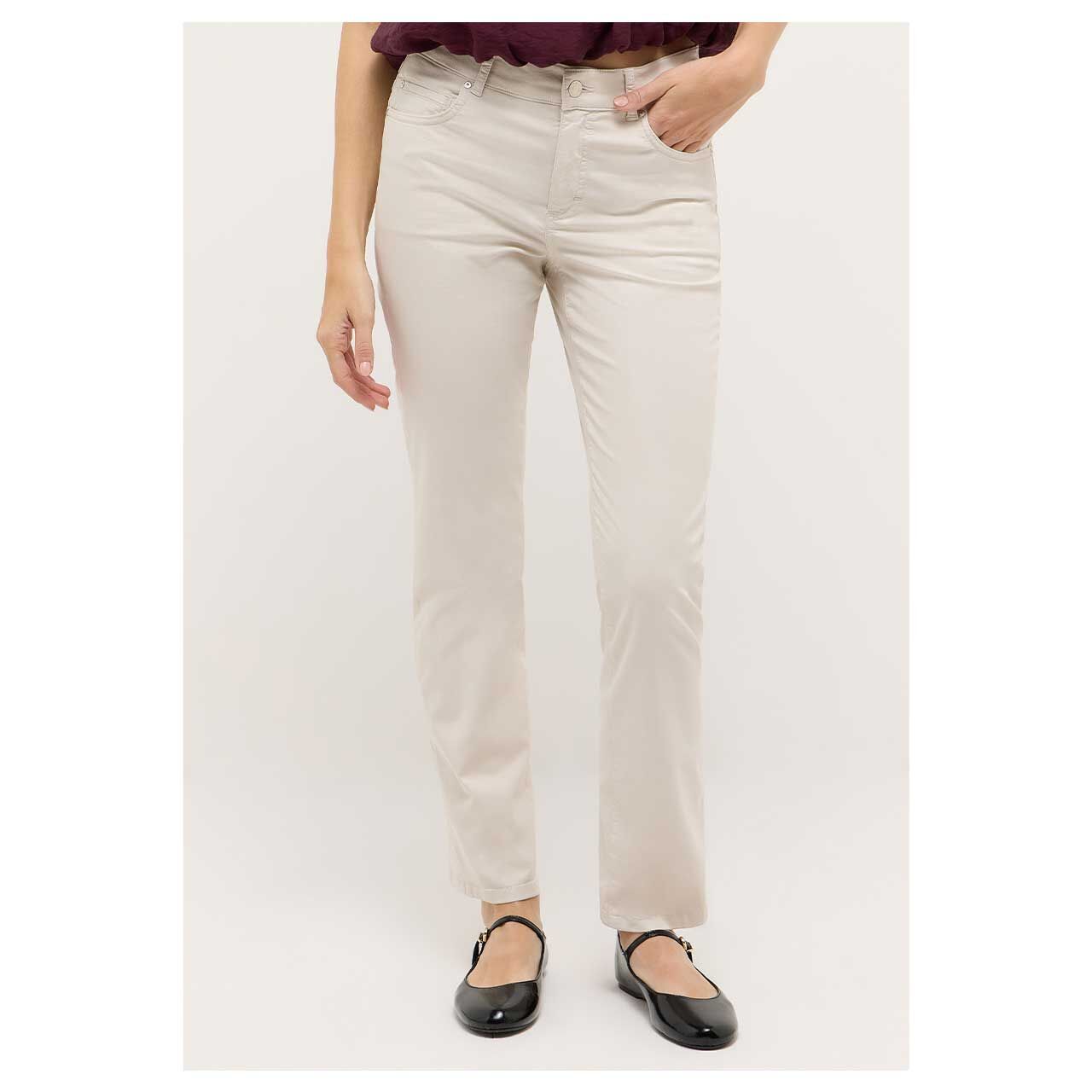 Stretch Damen Baumwollhose Cici von Angels in Hellbeige, Vorderansicht am Model