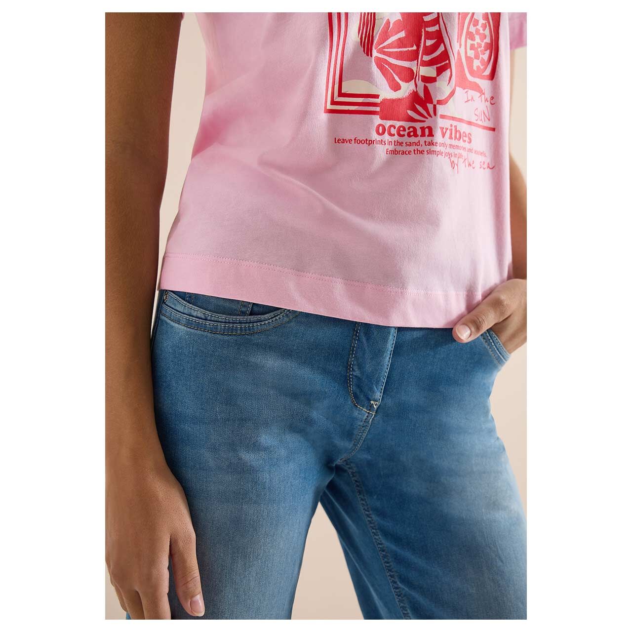 Damen T-Shirt Big Leaves von Cecil in Rosa mit Print, detaillierte Vorderansicht am Model