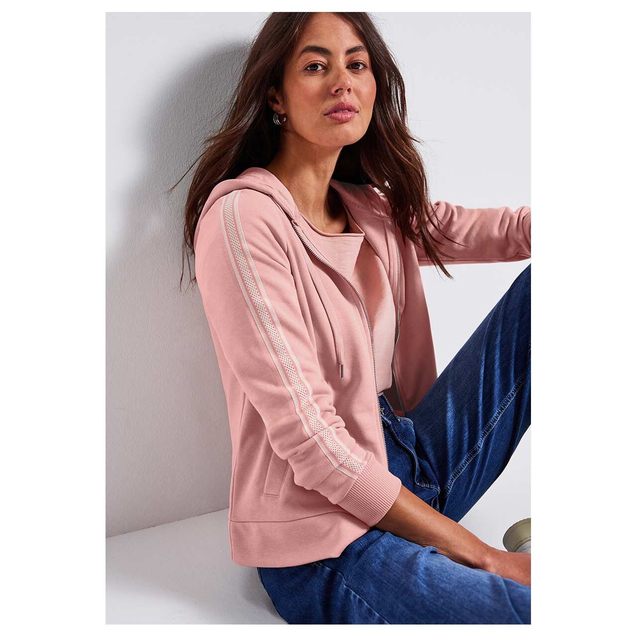 Damen Hoodie Sweatjacke Zip Jacket von Street One in Altrosa, detaillierte Vorderansicht am sitzenden Model