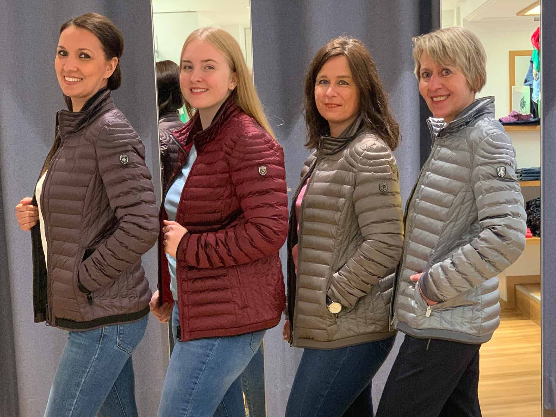 Vier Frauen stehen nebeneinander, sie alle tragen das gleiche Wellensteyn Modell in unterschiedlichen Farben.