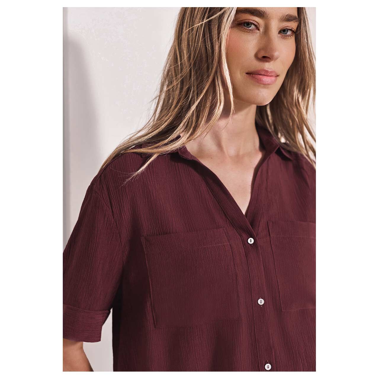 Damen Kurzarm Bluse Buttoned Shirtcollar von Street One in Lila, detaillierte Vorderansicht am Model