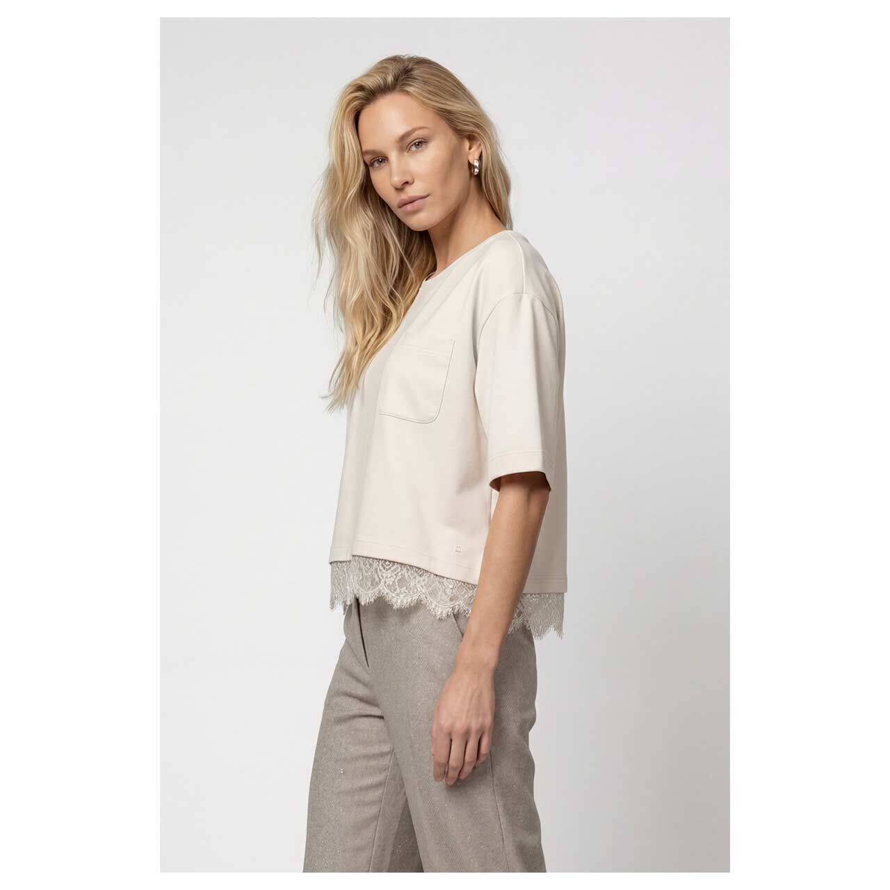 Damen Kurzarm Sweatshirt von Monari in Cremeweiß, Seitenansicht am Model