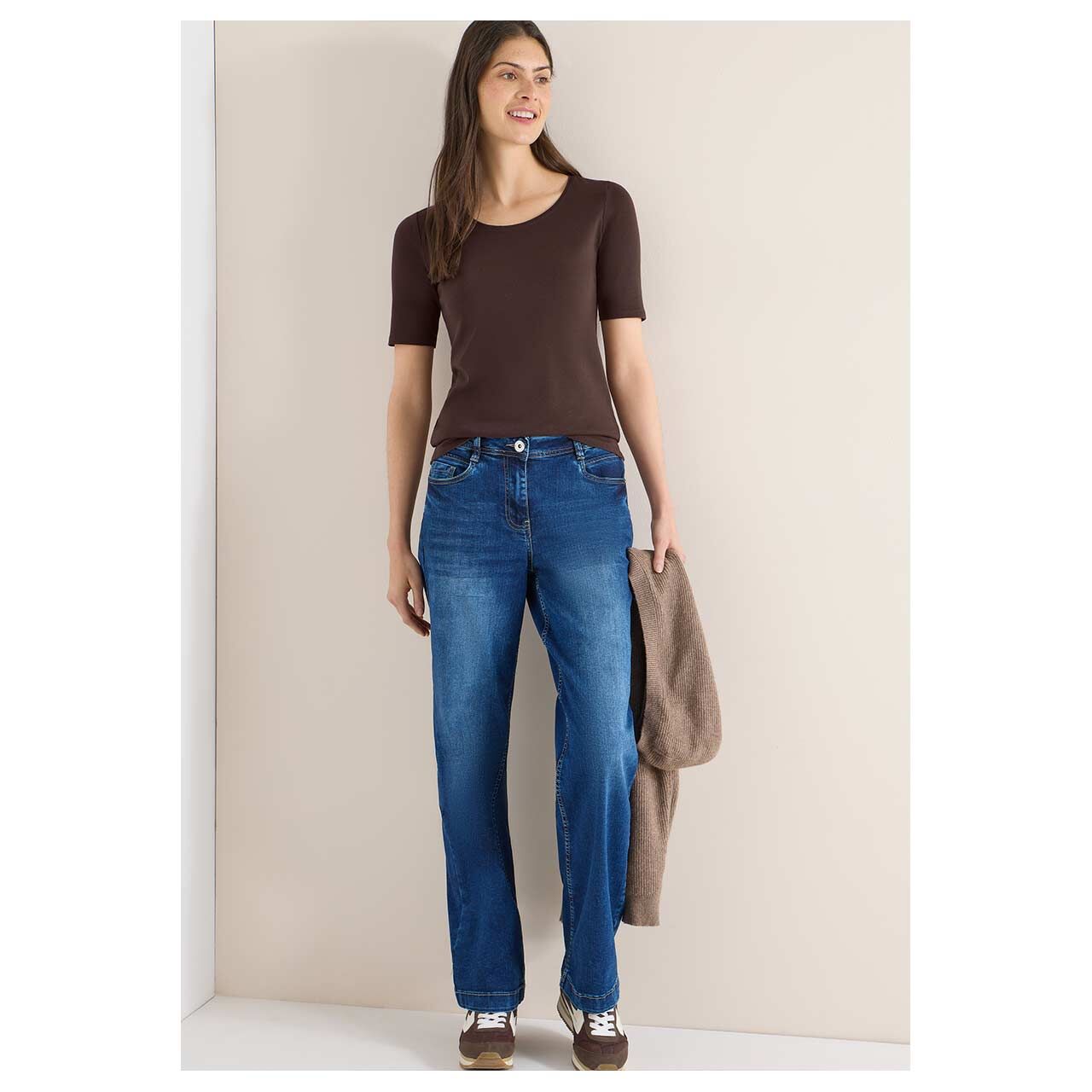 Damen T-Shirt Lena von Cecil in Dunkelbraun, Ganzkörperansicht am Model