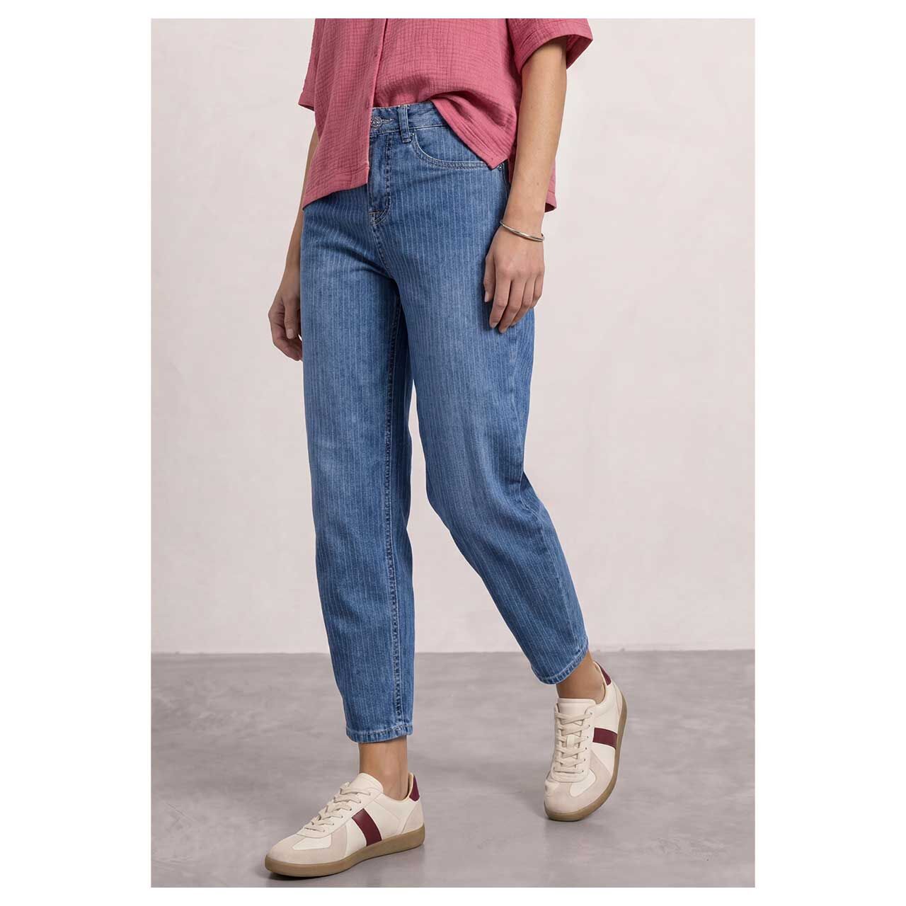 Damen Ankle Jeans Karlie Barrel von Street One in Blau gestreift, Vorderansicht am Model