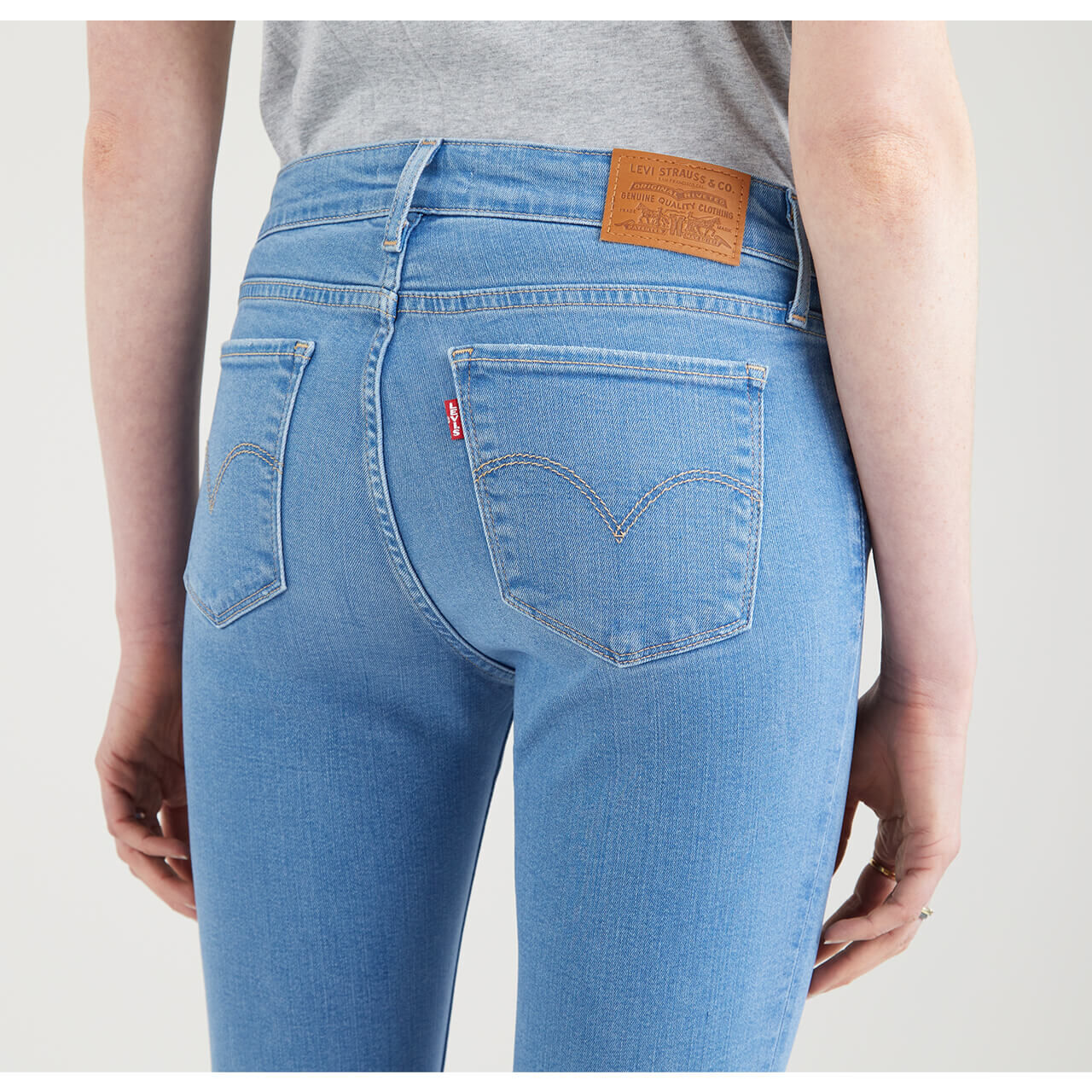 levis-jeans-711-skinny-blau-0601-tasche-model Levis Jeans 711 Skinny für Damen in Hellblau angewaschen, FarbNr.: 0601