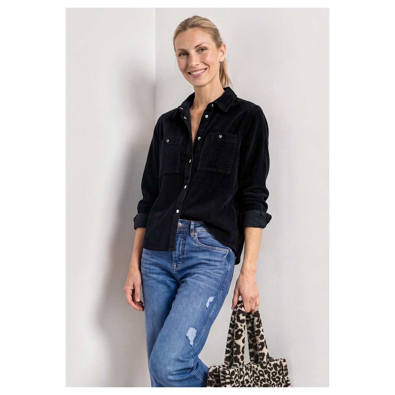 Damen Langarm Cord Bluse Corduroy Shirtcollar Button Detail von Street One in Dunkelblau, Vorderansicht am Model
