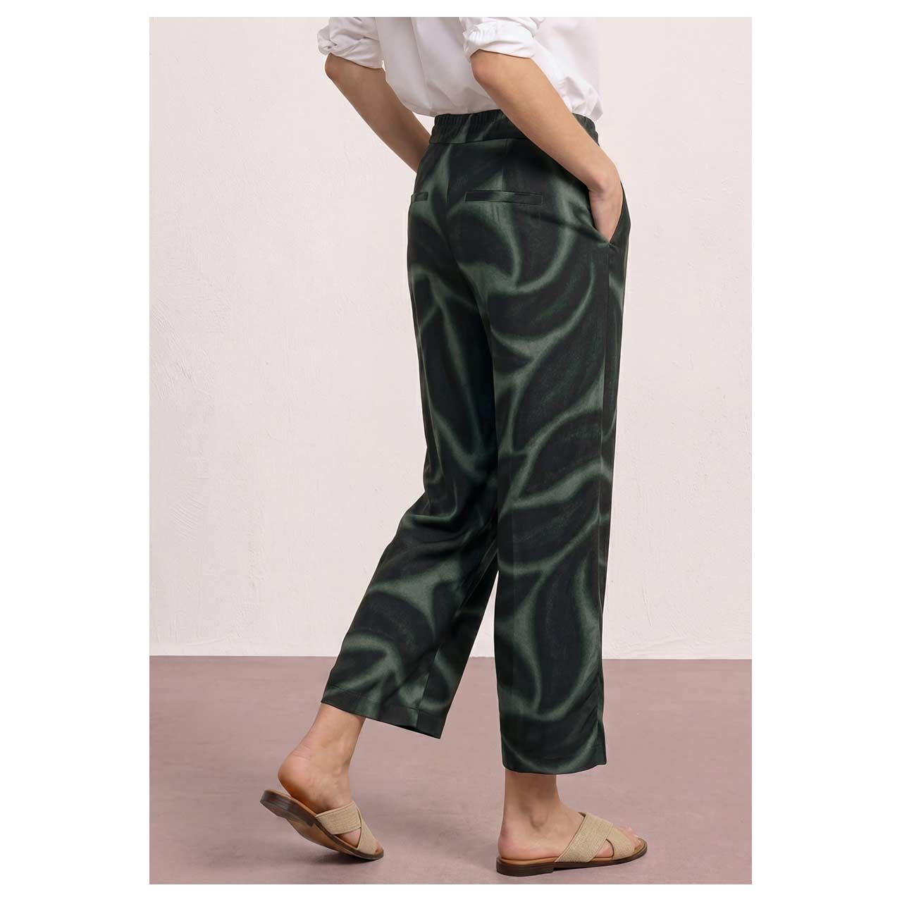 Stretch Damen 7/8 Hose Emee Wide Leg von Street One in Dunkelgrün mit Print, Rückansicht am Model
