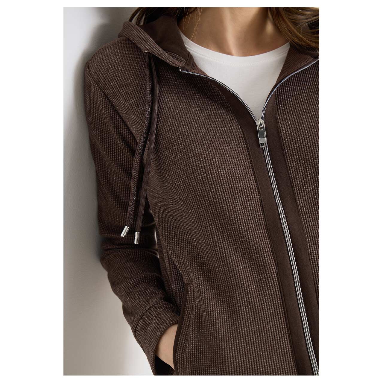 Damen Hoodie Sweatjacke von Cecil in Dunkelbraun meliert, Detailansicht Oberkörper am Model