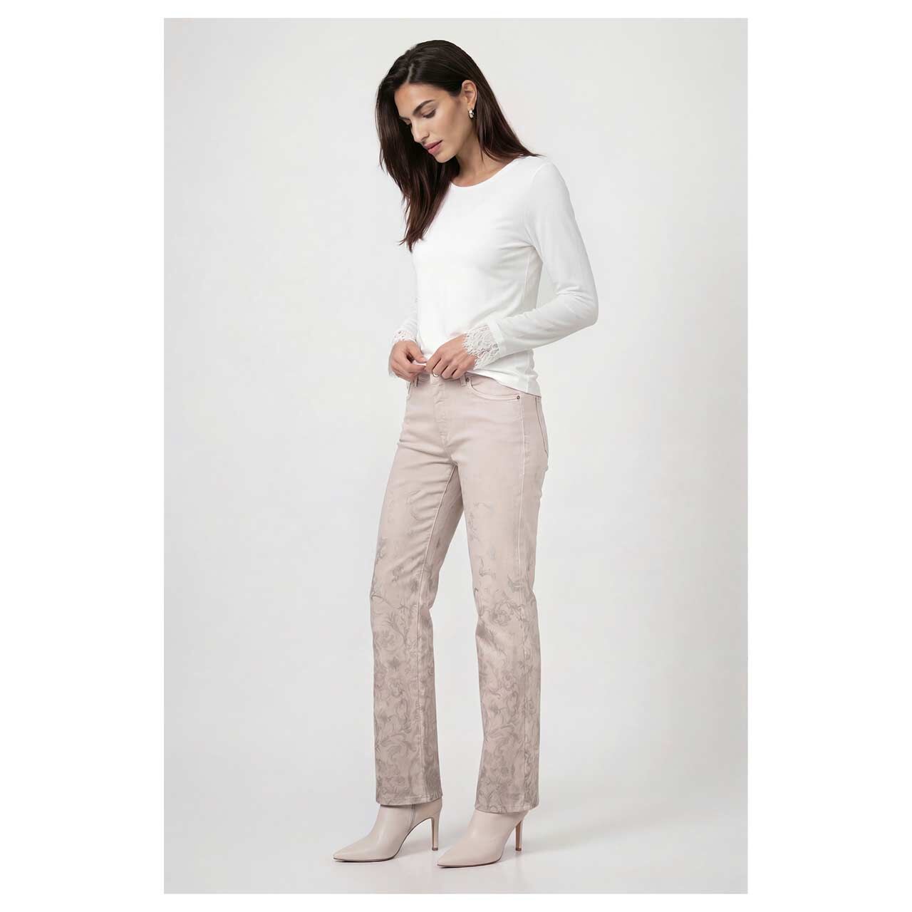 Damen Langarm Shirt von Monari in Cremeweiß, Ganzkörperansicht am Model