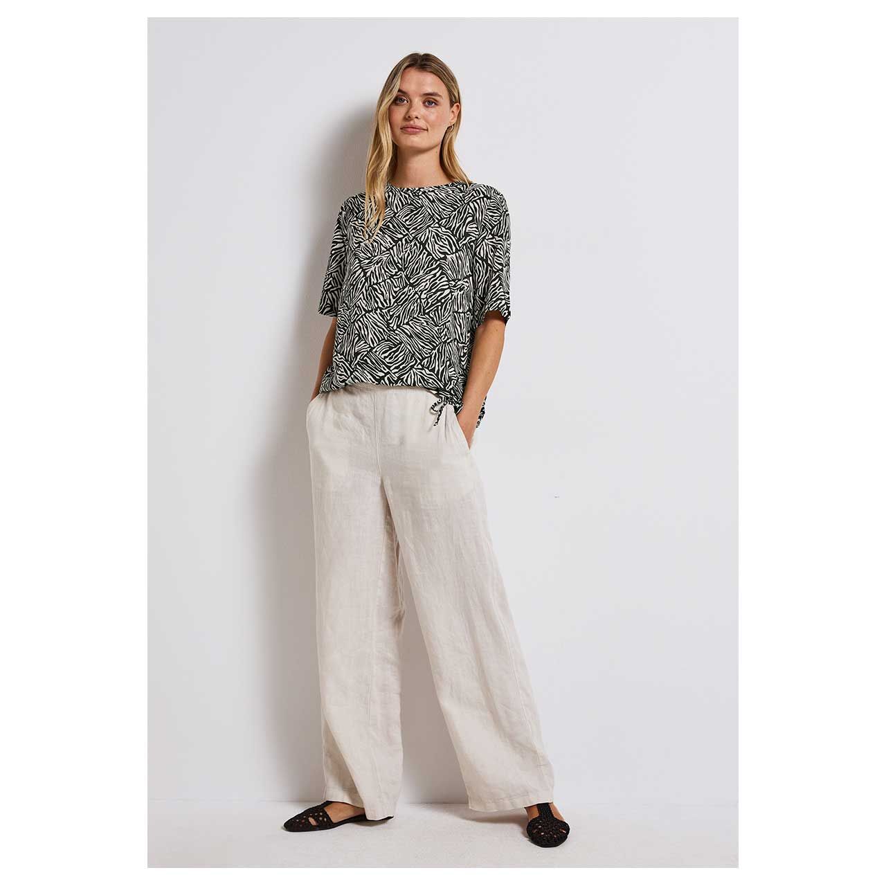 Damen T-Shirt Printed Mat-Mix von Street One in Dunkelgrün mit Print, Gesamtansicht getragen