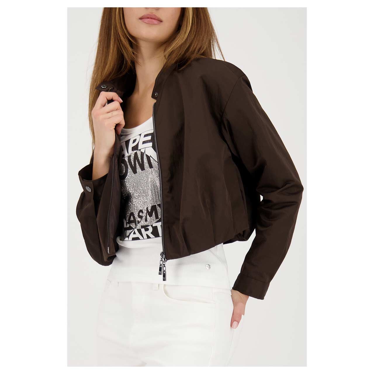 Damen Jacke von Monari in Dunkelbraun, seitliche Ansicht am Model