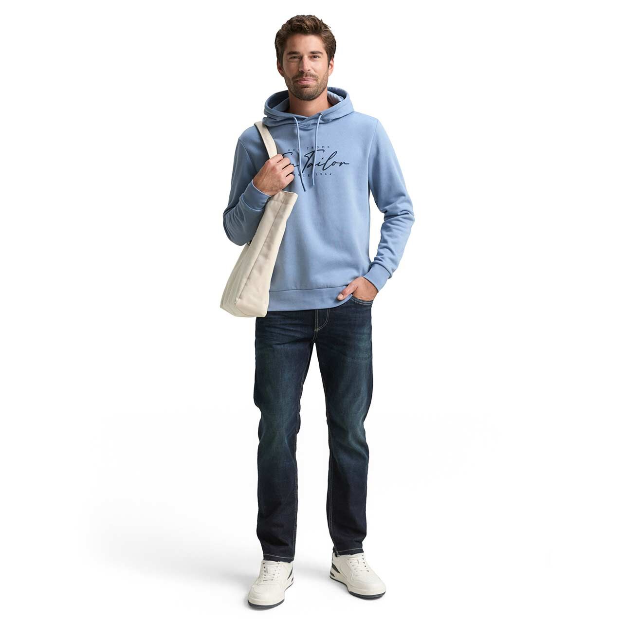 Herren Hoodie Sweatshirt von Tom Tailor in Hellblau mit Print, Ganzkörperansicht am Model