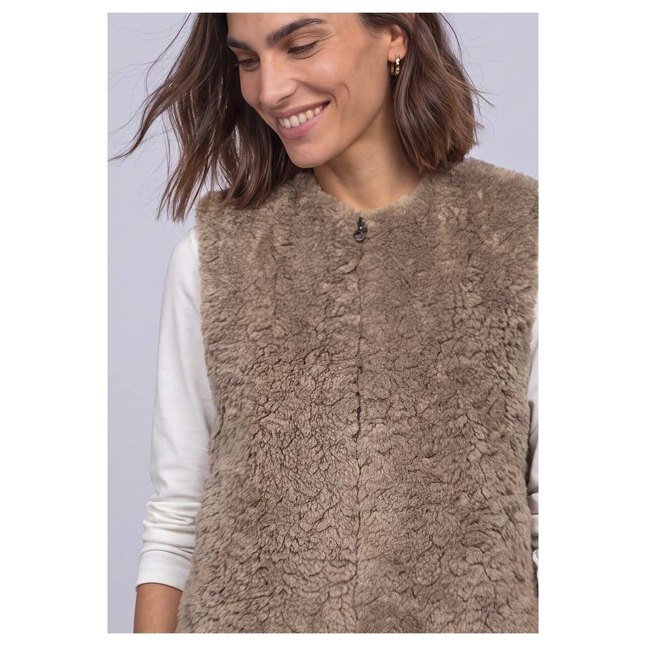 Damen Weste Fake Fur von Street One in Beige, detaillierte Vorderansicht am Model