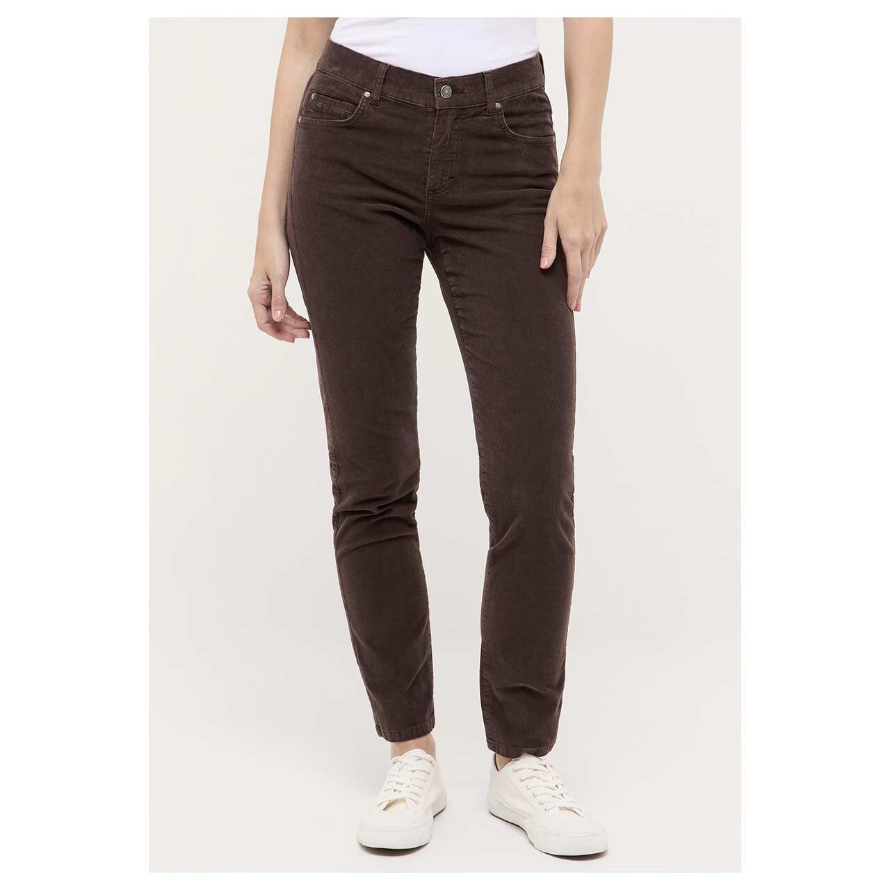Stretch Damen Cordhose Cici von Angels in Dunkelbraun, Vorderansicht am Model