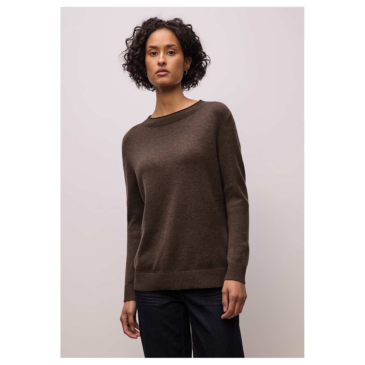 Damen Pullover Rolled Edge Collar von Street One in Dunkelbraun, Vorderansicht am Model