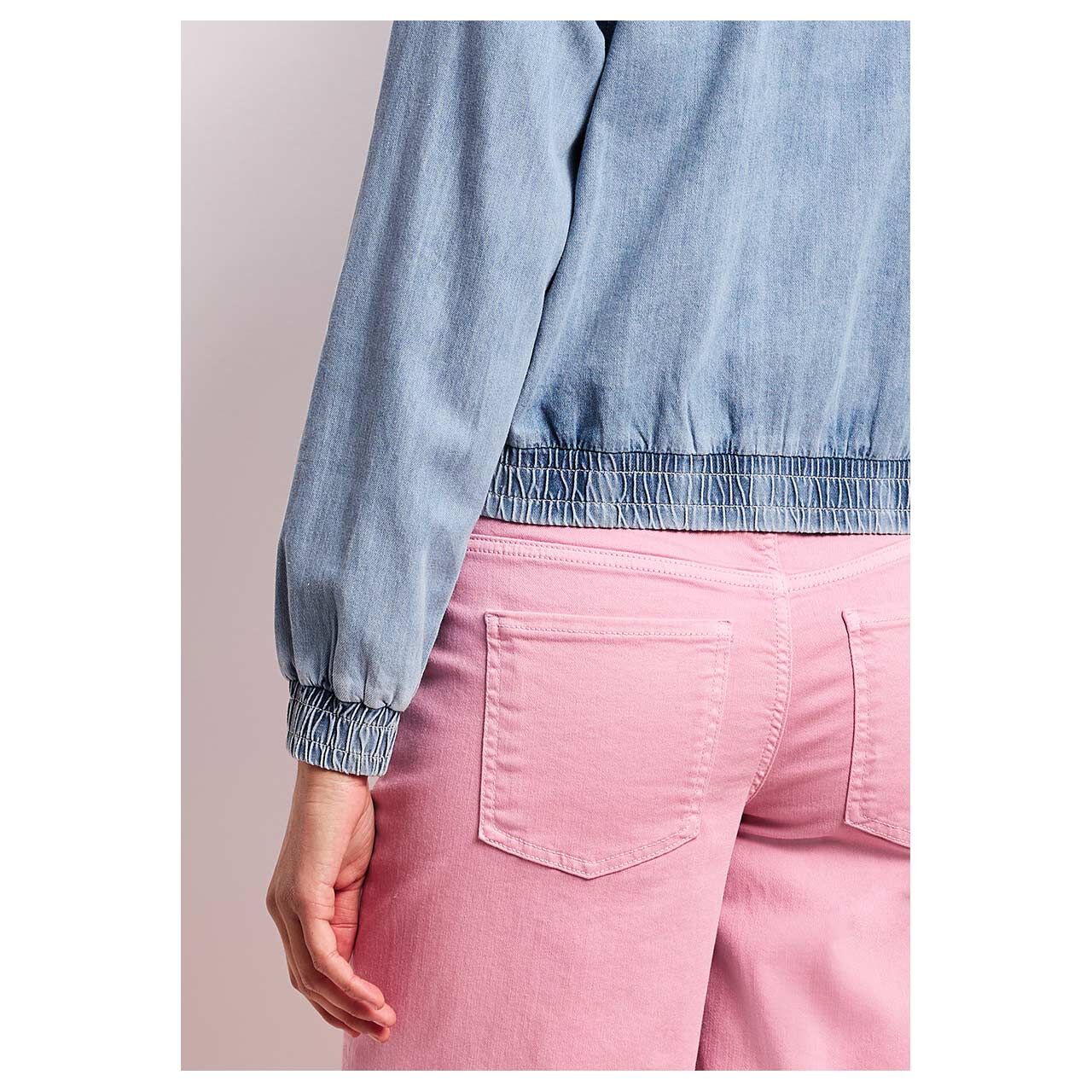 Damen Jeansjacke Bomber Jacket von Street One in Blau angewaschen, detaillierte Rückansicht am Model