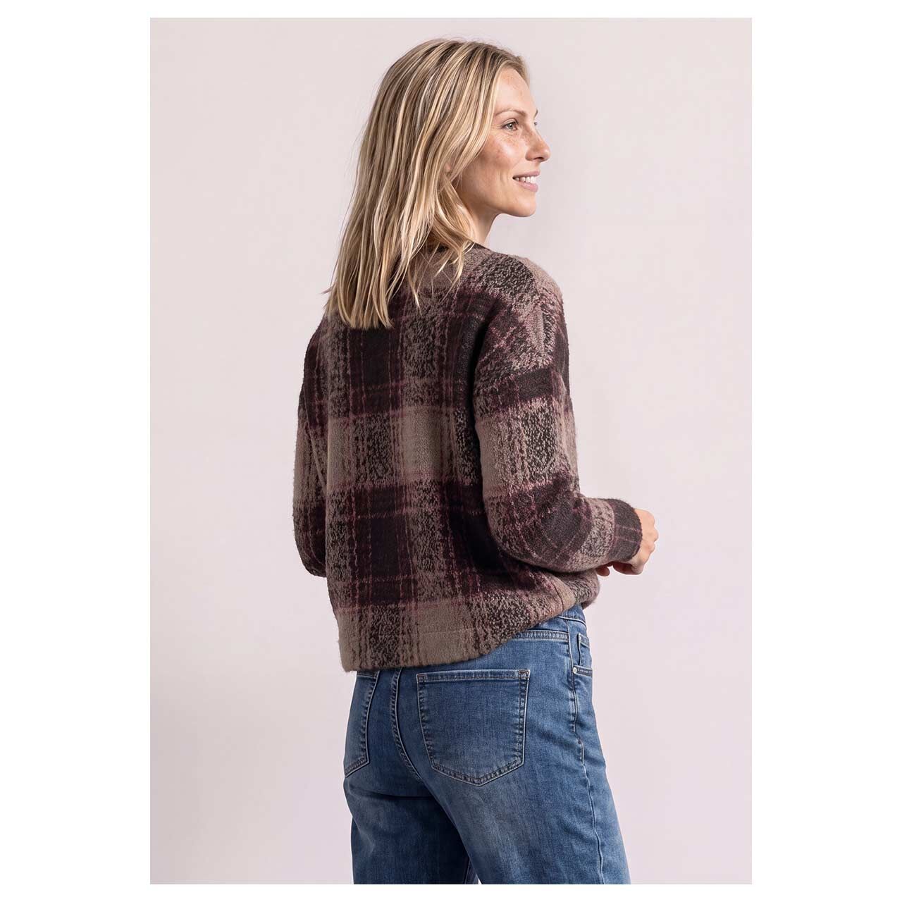 Damen Pullover Soft Multicolor Check Style von Street One in Dunkelbraun kariert, Rückansicht am Model