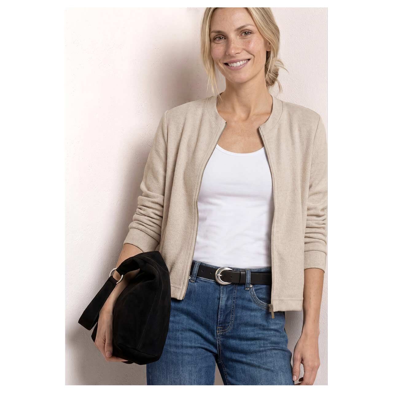Damen Strickjacke Knit Look von Street One in Beige, detaillierte Vorderansicht am Model