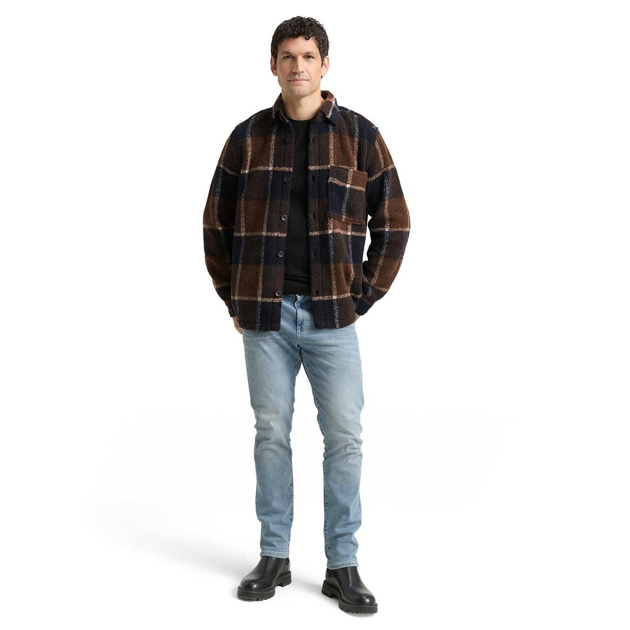 Herren Teddyjacke von Tom Tailor in Dunkelbraun kariert, Ganzkörperansicht am Model