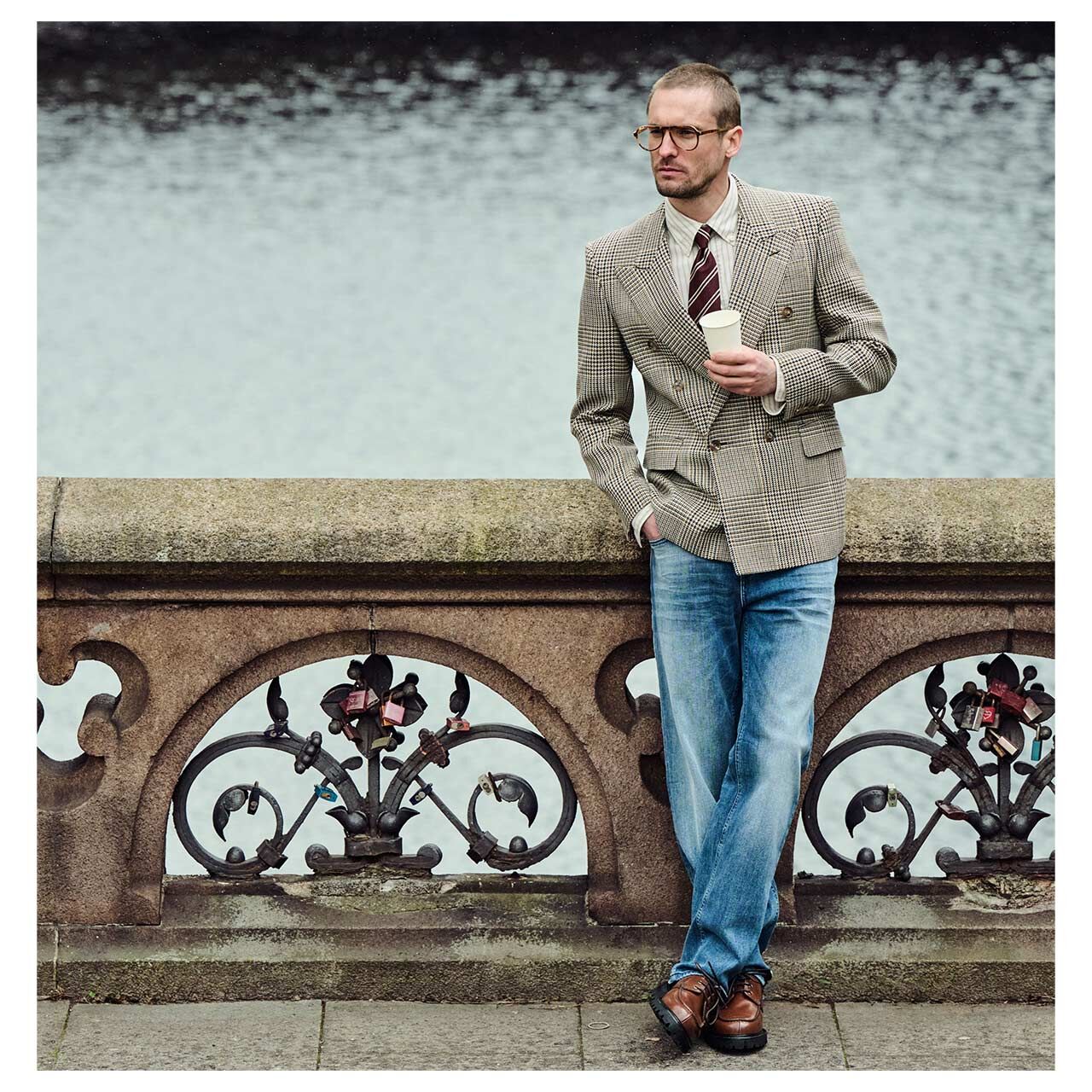 Herrenjeans Rick von MAC in Blau verwaschen, Vorderansicht Model stehend