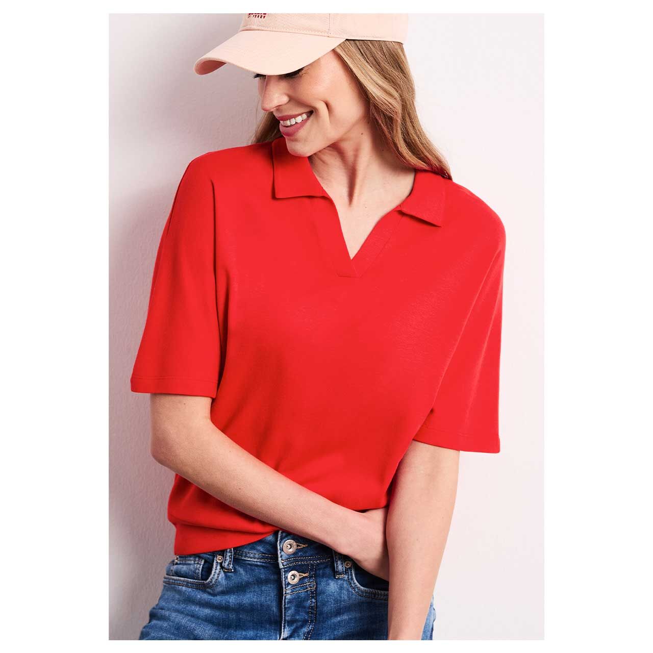 Damen T-Shirt Polo Bottom Cuff von Street One in Rot, detaillierte Vorderansicht am Model