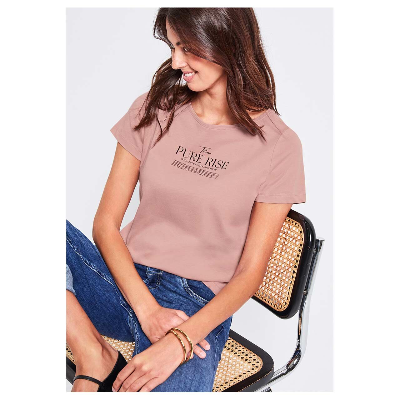 Damen T-Shirt Basic Wording von Street One in Altrosa, Vorderansicht am sitzenden Model