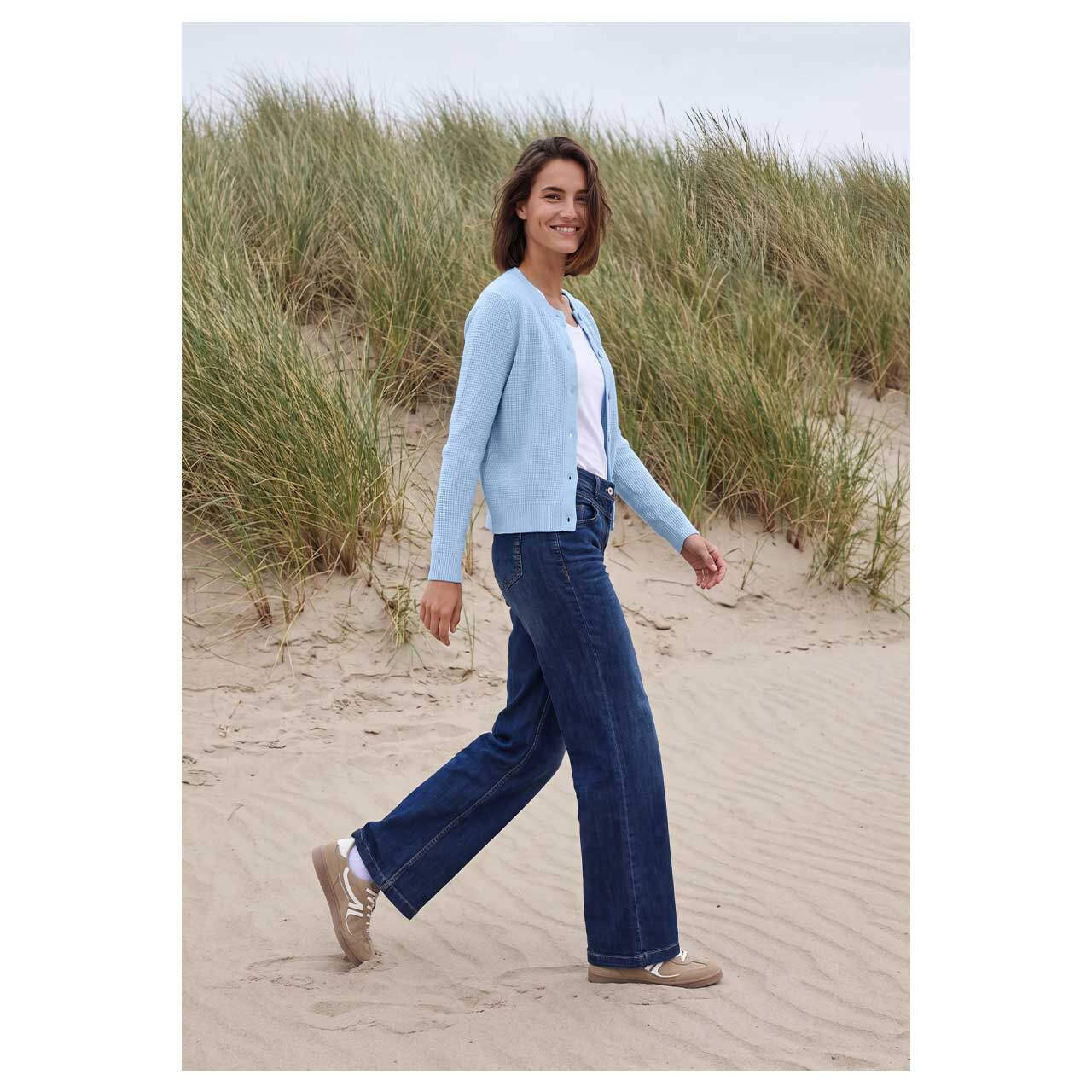 Damen Strickjacke Structured Cosy Cardigan von Cecil in Hellblau meliert, seitliche Ganzkörperansicht am Model