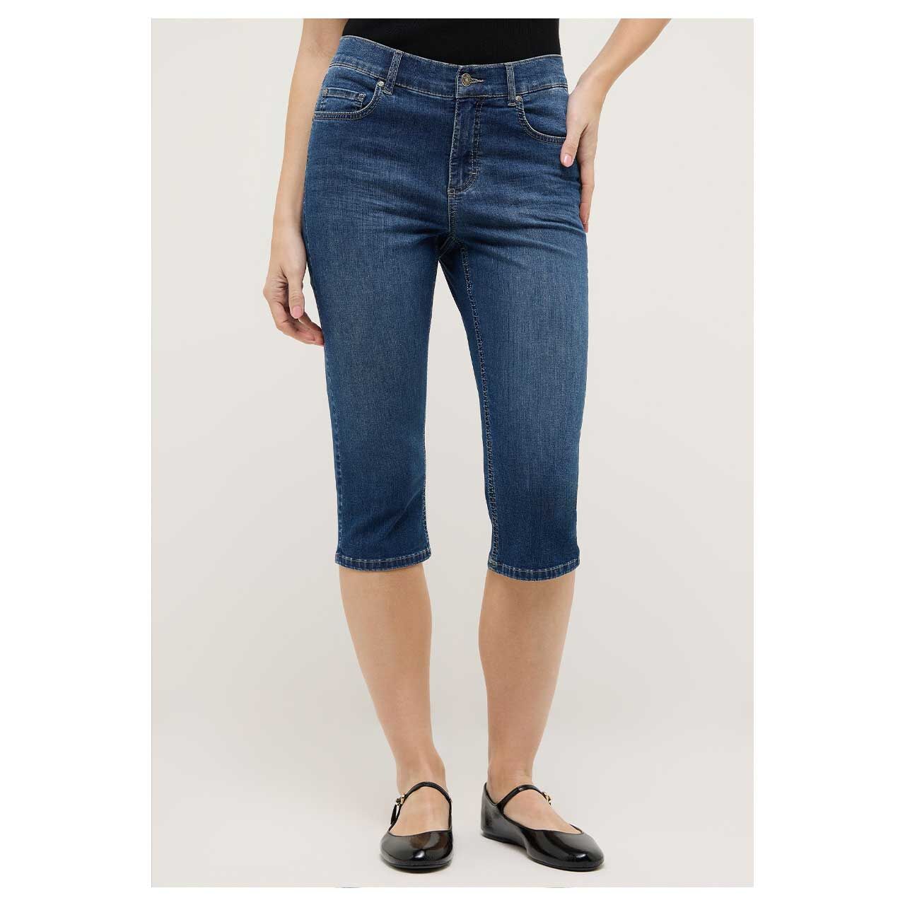 Damen 3/4 Jeans Anacapri von Angels in Blau angewaschen, Vorderansicht am Model