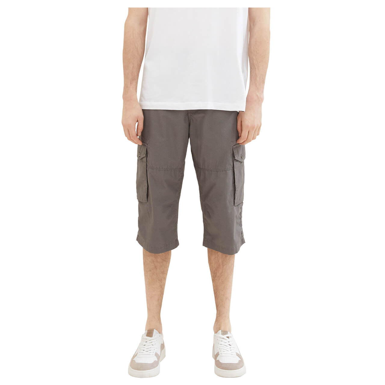Herren 3/4 Cargo Baumwollhose Max Overknee von Tom Tailor in Dunkelgrau mit Print, Vorderansicht am Modell