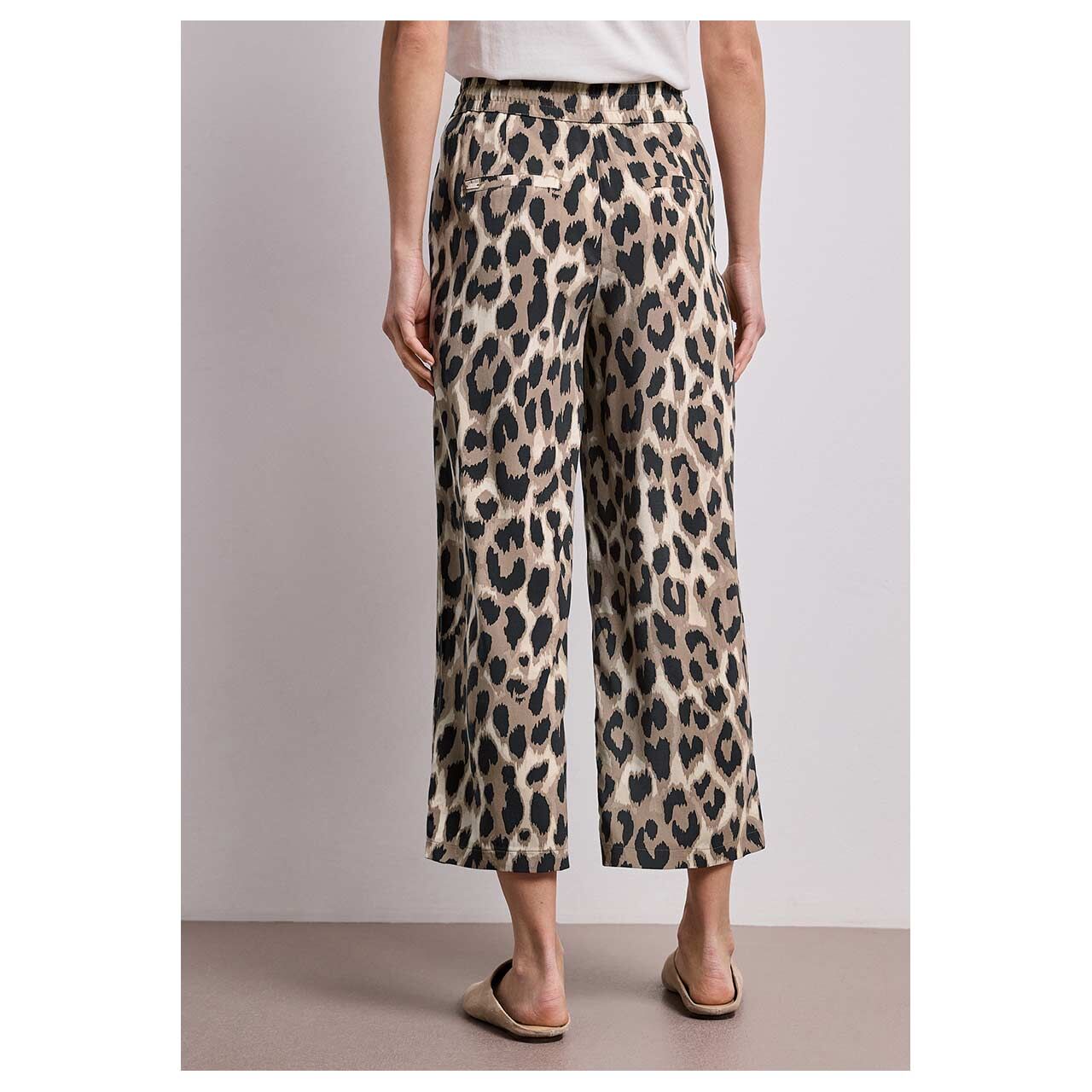 Stretch Damen 7/8 Hose Emee Wide Leg von Street One in Beige mit Print, Rückansicht am Model