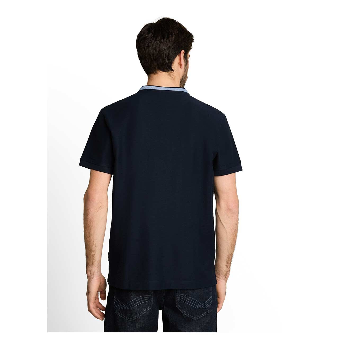 Herren T-Shirt Henley von Tom Tailor in Dunkelblau, Rückansicht am Model