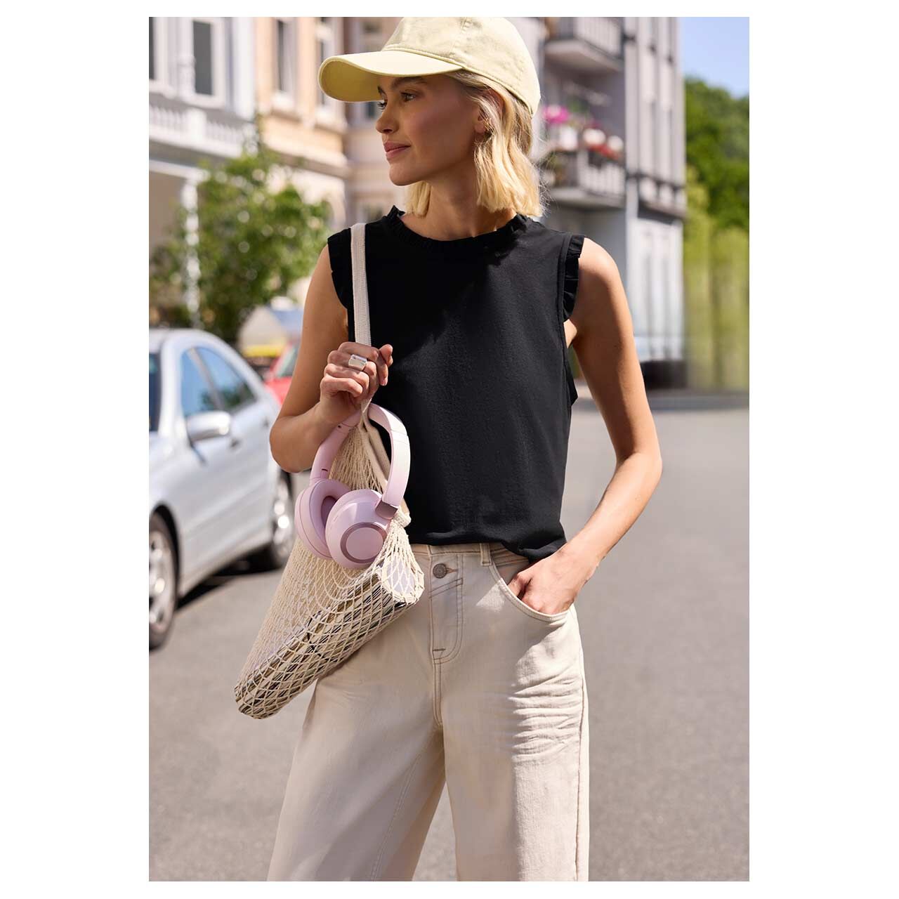 Damen Top Frill Neck von Street One Studio in Schwarz, Vorderansicht am Model